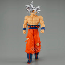 Load image into Gallery viewer, Free UK Royal Mail Tracked 24hr delivery
Striking statue of Son Goku Ultra Instinct from the legendary anime Dragon Ball Super. This figure is launched by Banpresto as part of their latest SOLID EDGE WORKS collection.
The sculptor has completed this beautiful piece in excellent fashion, showing Son Goku posing in his Ultra Instinct form. - Stunning!
This PVC statue stands at 20cm tall, and packaged in a gift/collectible box from Bandai.
Official Brand: Banpresto/Bandai
EAN: 4983164295207
Excell